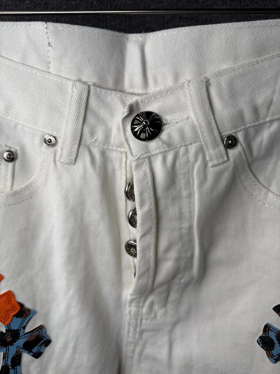 P260 💰 (Top version) Chrome Hearts/Chrome Hearts Classic white and orange cow series colored leather cross washed color fabric unisex denim trousers Vibe style straight stacked god-level version Carbon fine bias denim color cloth Old vintage full set of hardware - Chrome Hearts white cow series The high version uses high-ounce custom fabrics, fermentation washing and soft color fixation, soft and thick to wear. The details are all made by hand-polished craftsmanship. All-over printed jacquard fabric Unique design style. Through multiple processes to create a full retro feel. Unique niche non-contrast shirt. Customized distressed spray-painted buttons. Craftsmanship in every detail. Color: white and orange. Size: 28-30-32-34 (corresponding to S-M-L-XL)